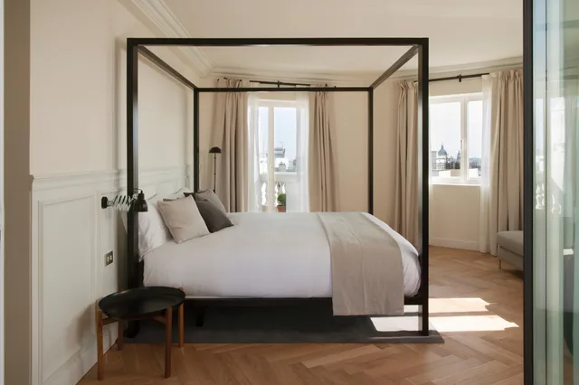 جناح، Dear Hotel Madrid 3/4