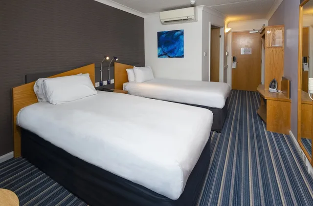 غرفة قياسية بسريرين منفصلين لذوي الإعاقة، Holiday Inn Express London Wandsworth 1/4