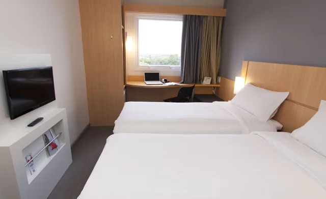 Standard, 1 Double and 1 Single Bed, Ibis Cascavel 1/6