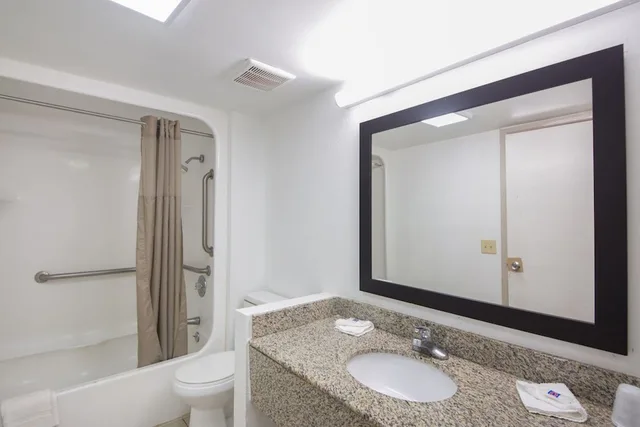 غرفة بسرير كينج، OYO Hotel Baton Rouge East I-12 Louisiana 6/6