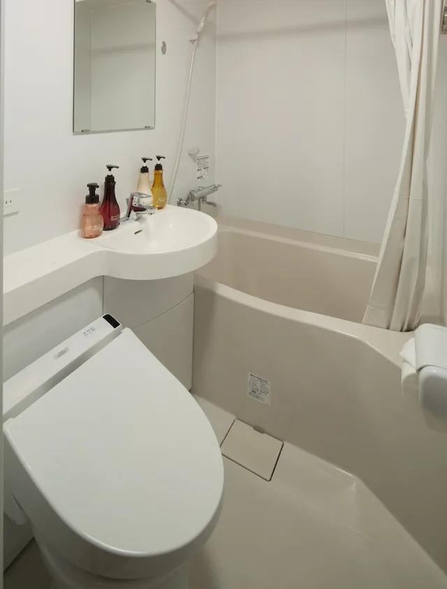 غرفة يابانية غربية بفراش فوتون وسريرين منفصلين بشرفة، Guest House Yukari Kyoto 2/2