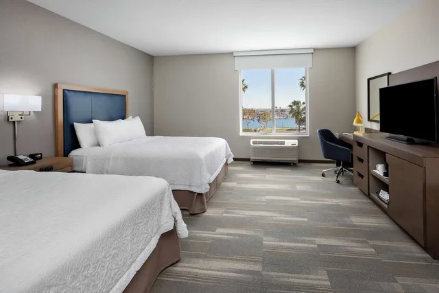 Room, 2 Queen Beds, Water View, Bathtub, Accessible، Hampton Inn and Suites San Diego Airport Liberty Station 2/4