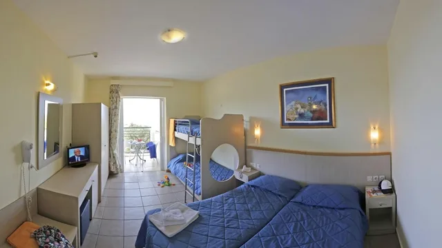 غرفة عائلية بسرير مزدوج أو سريرين منفصلين بإطلالة على الحديقة، Mareblue Beach Resort 1/1