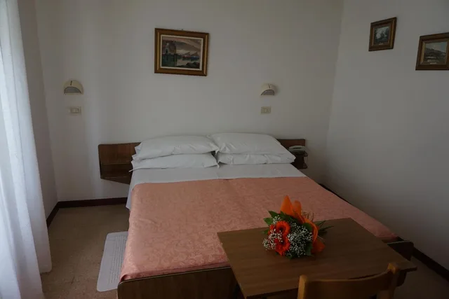 غرفة بسرير مزدوج أو سريرين منفصلين بإطلالة على البحر، Hotel Aurora 2/5