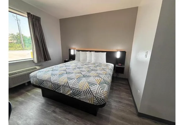 غرفة بسرير كينج لذوي الإعاقة لغير المدخنين بمطبخ، Studio6 Giddings, TX 3/10