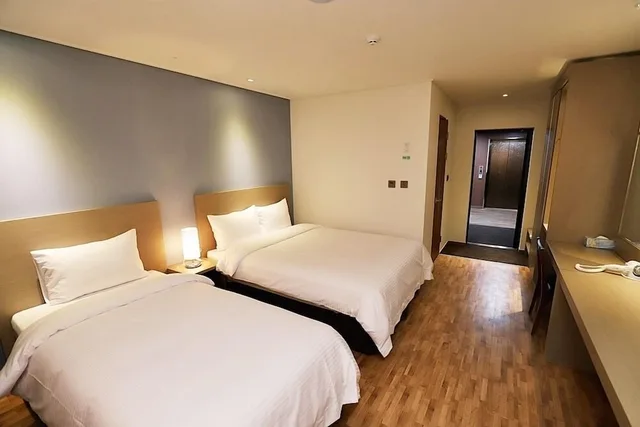غرفة بسرير مزدوج وسرير فردي تُحدَّد حسب التوفر، Sea & Moon Tourist Hotel 1/1