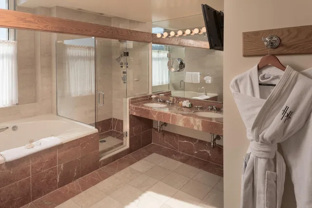 جناح غراند بسرير كينج بإطلالة على المدينة مع أريكة بجاكوزي، Haywood Park Hotel, Ascend Hotel Collection 5/5