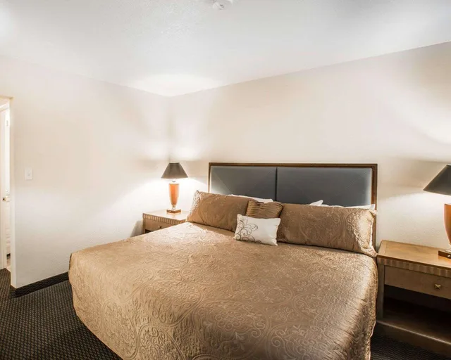 Upgrade, Efficiency, Suite, King Bed، Rodeway Inn Greeley CO 2/2