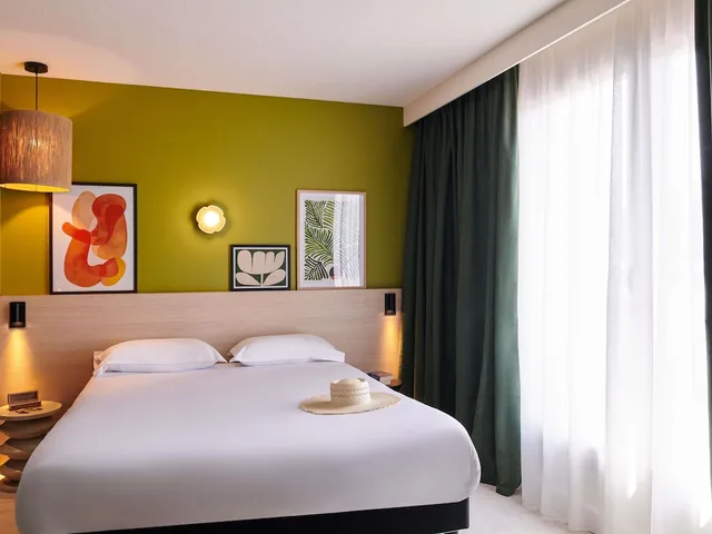غرفة كومفورت بسرير كوين بشرفة، Kyriad Prestige Vannes Centre Palais Des Arts 1/3
