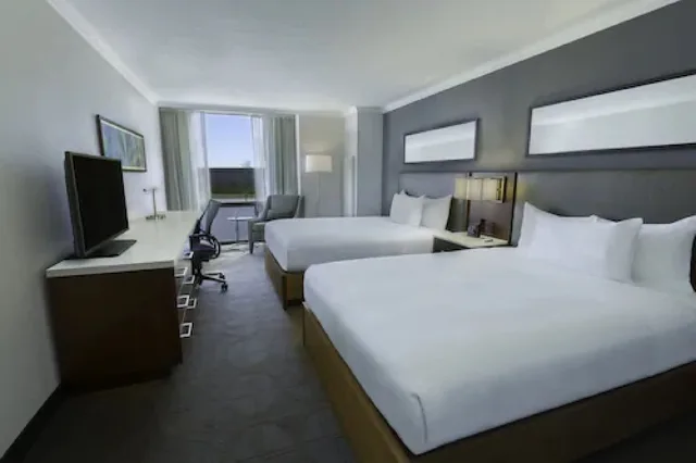Tower, 2 Queen Beds، Hilton Toronto Airport Hotel & Suites 2/4