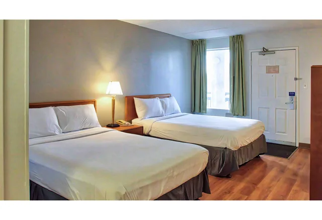 Room, Double Bed, Motel6 Buffalo, NY - Airport - Williamsville 2/4