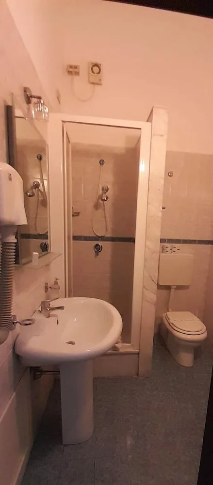 غرفة اقتصادية بسرير كوين، Hotel Tonic 3/3