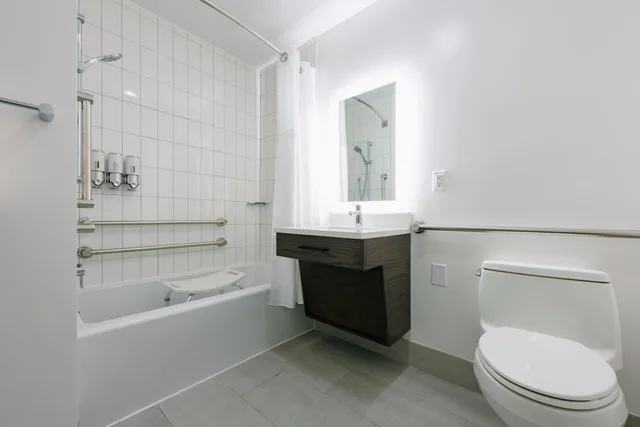 غرفة بسريرين كوين بحوض استحمام لذوي الإعاقة، Hotel Bethany Beach 9/10