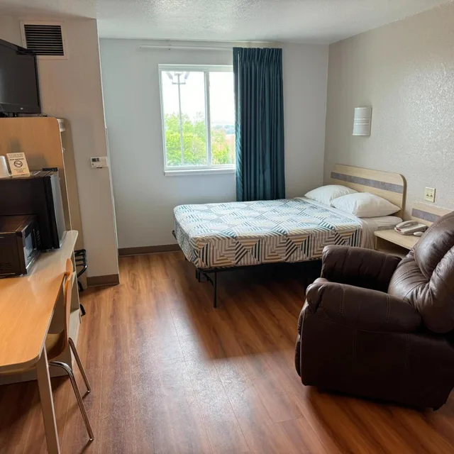 غرفة بسرير كينج لذوي الإعاقة، Motel6 Avoca, IA 2/6