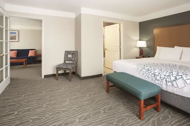 غرفة بسرير كينج لذوي الإعاقة، La Quinta Inn & Suites by Wyndham Gallup 5/10