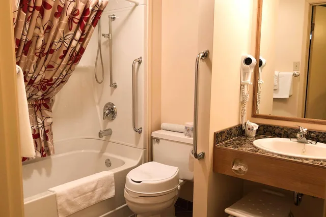 غرفة بسرير كوين لذوي الإعاقة، Rodeway Inn Gaspe 3/3