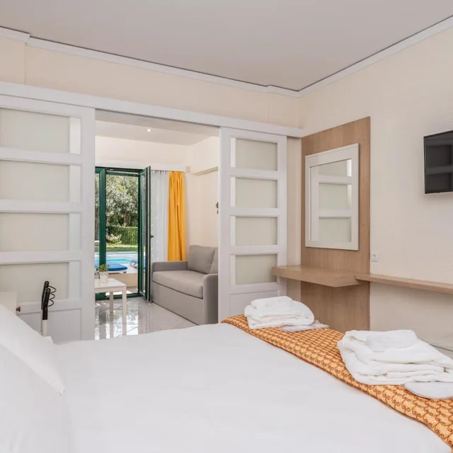 Suite, Adult Only, Private Pool، Hydrele Beach 4/6