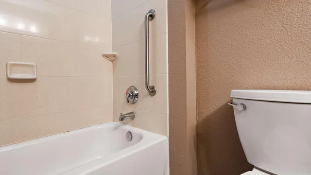 جناح بسرير كينج، Best Western Plus Hiawatha Hotel 6/9