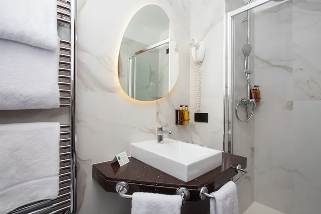 غرفة بسرير كوين بإطلالة على المدينة بشرفة، Demidoff Hotel 4/6