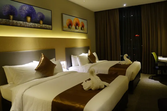Premier, 2 Queen Beds, Greens Hotel And Suites 1/5