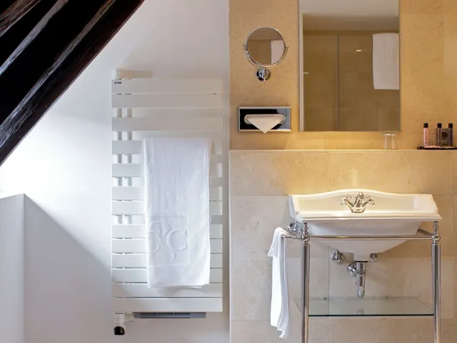 غرفة بريستيج بسريرين منفصلين وسرير كينج، Cour du Corbeau Hotel Strasbourg - MGallery Collection 5/7