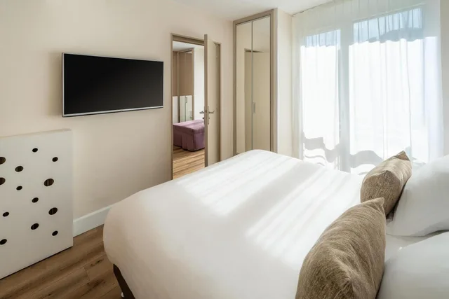 جناح جونيور بسرير كوين بشرفة، Best Western Plus La Rade 2/4