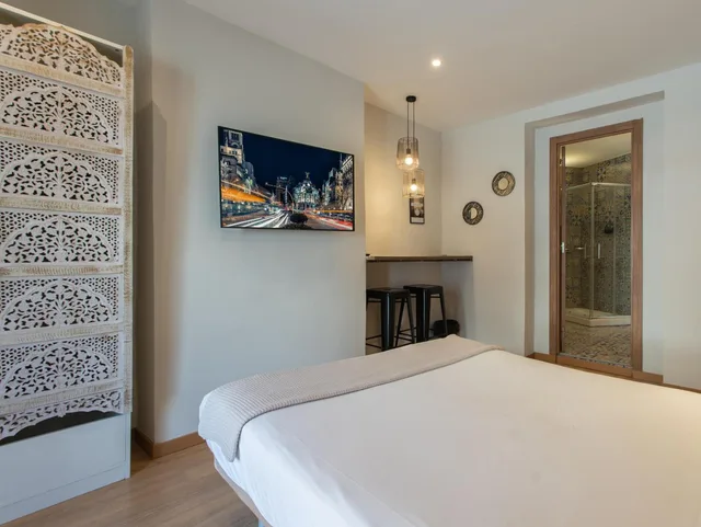 غرفة بسرير كوين بشرفة، ABRACADABRA SUITES 1/3