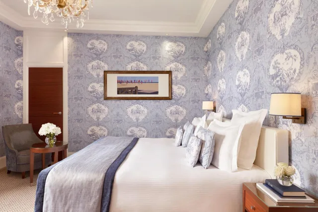 غرفة ديلوكس بسرير كوين وسرير فردي، Normandy Barriere Hotel 1/1