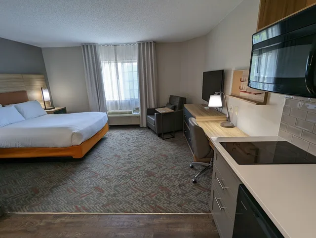 غرفة قياسية بسرير مزدوج، CANDLEWOOD SUITES WILSON 1/3