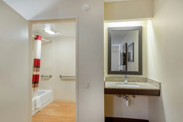 غرفة بسرير كينج لذوي الإعاقة، Red Roof Inn Kalamazoo East 8/9