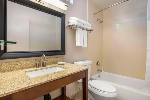 غرفة بسرير كينج بشرفة بإطلالة جزئية على البحر، Best Western Plus Beach View Lodge 7/10