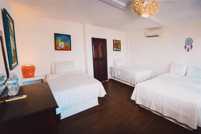 غرفة رباعية بسرير مزدوج وسريرين منفصلين بإطلالة على البحر، Marbella Eco Lodge 4/9