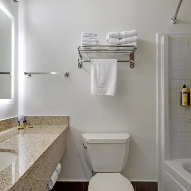 غرفة بسرير كينج بحوض استحمام لذوي الإعاقة، Best Western Plus Meridian 4/4