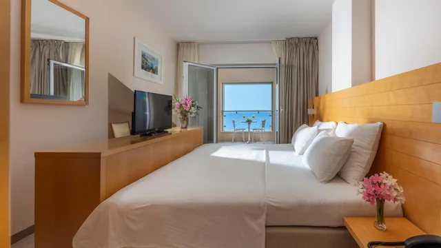 غرفة بريميوم عائلية، Family Hotel La Luna – All inclusive 2/9