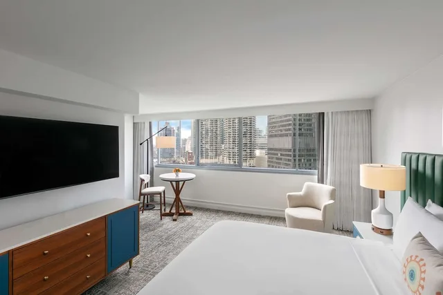 Premier, King Bed, River View, The Royal Sonesta Chicago Downtown 1/3