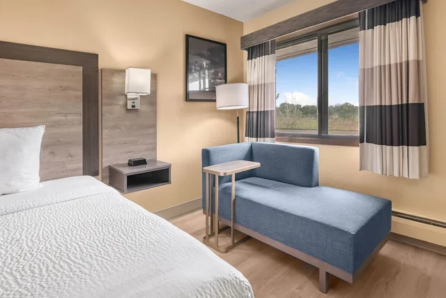 Room, King Bed, Ramada By Wyndham Minneapolis Golden Valley 1/7