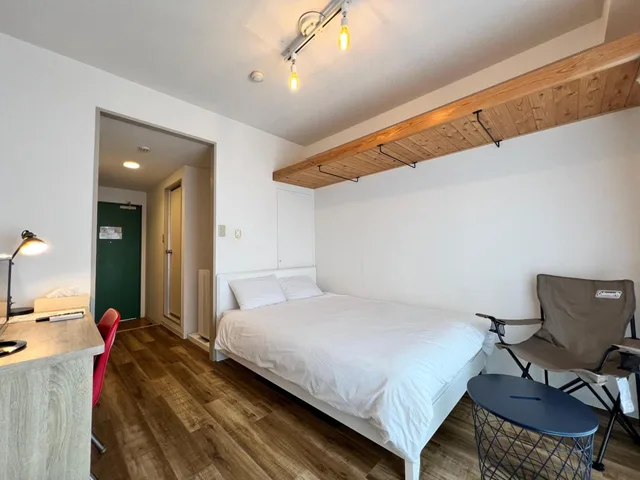 غرفة بسرير مزدوج بحمام خاص بمطبخ صغير، 365Base Outdoor Hostel 2/2