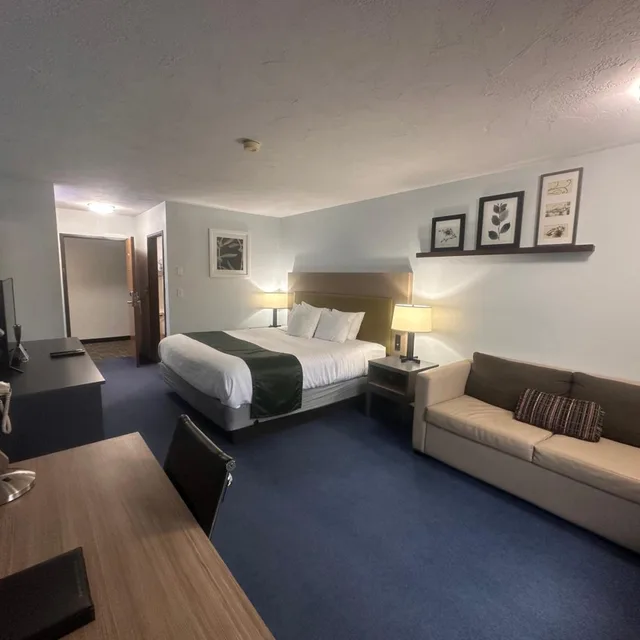 غرفة بسرير كينج مع أريكة، Pictured Rocks Inn & Suites 5/10
