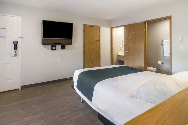 غرفة قياسية بسرير كوين بمطبخ، Motel6 Saanichton, BC - Victoria Airport 4/10