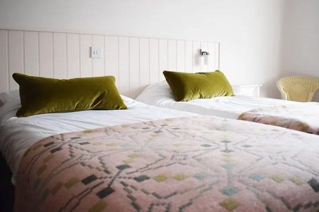 Standard, Twin Beds, The Knoll House 5/7