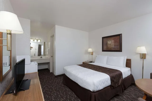غرفة بسرير كوين، Super 8 by Wyndham Fort Bragg 4/5