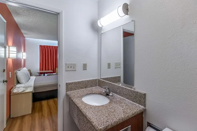 غرفة قياسية بسرير كوين، Motel6 Beaverton, OR 6/7