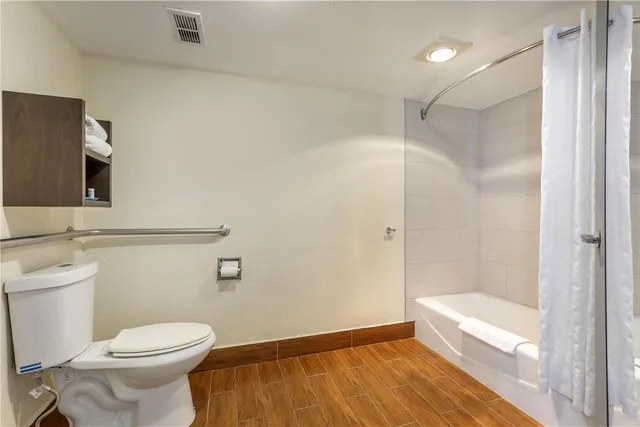 غرفة بسرير كوين بحوض استحمام لذوي الإعاقة، Best Western Salisbury Plaza 4/4