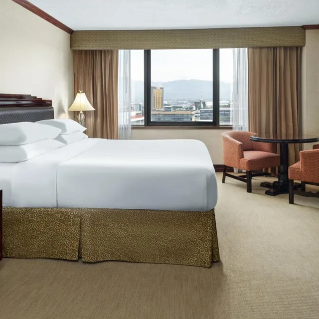 غرفة قياسية ركنية بسرير كينج بإطلالة على المدينة، Delta Hotels by Marriott San Jose Aurola 5/9