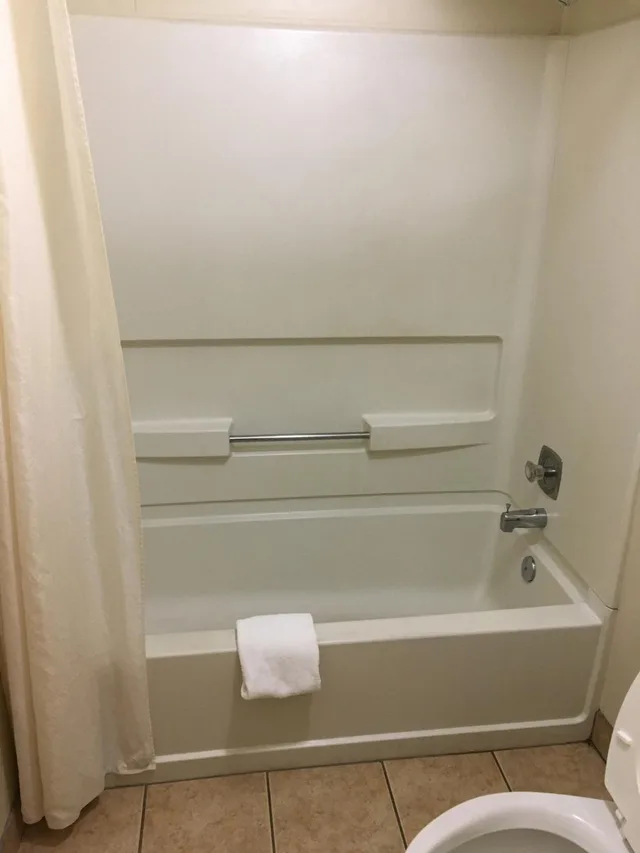 غرفة بسرير كينج للمدخنين، Econo Lodge Eden, NC 3/4