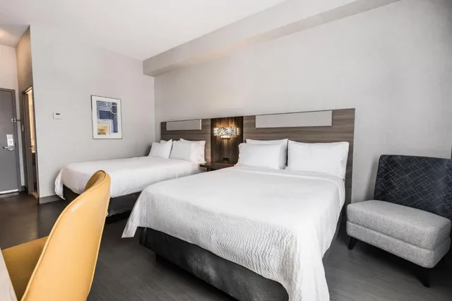 غرفة ديلوكس بسريرين مزدوجين وسرير كينج، Holiday Inn Express Toronto North York 9/10