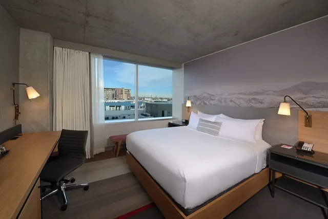 غرفة قياسية بسرير كينج لذوي الإعاقة، Hotel Indigo Denver Downtown - Union Station, an IHG Hotel 4/7