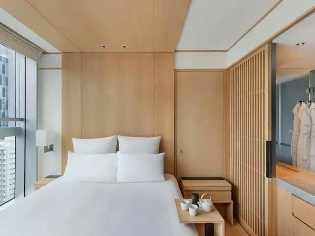 غرفة سوبيريور بسرير كينج بإطلالة على المدينة، AKI Hotel Hong Kong - MGallery Collection 1/3