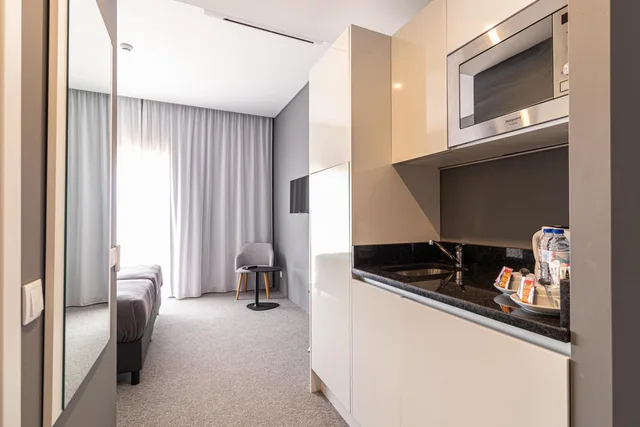 غرفة ديلوكس بإطلالة على المسبح بشرفة، Pestana Gramacho Residences 4/8