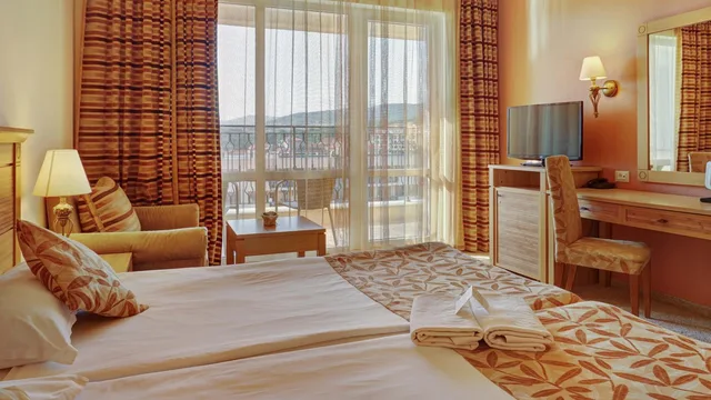 غرفة قياسية بسريرين منفصلين في طابق منخفض، DIT Majestic Beach Resort 6/8